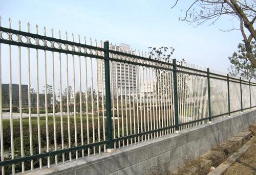 如何选铁艺大门